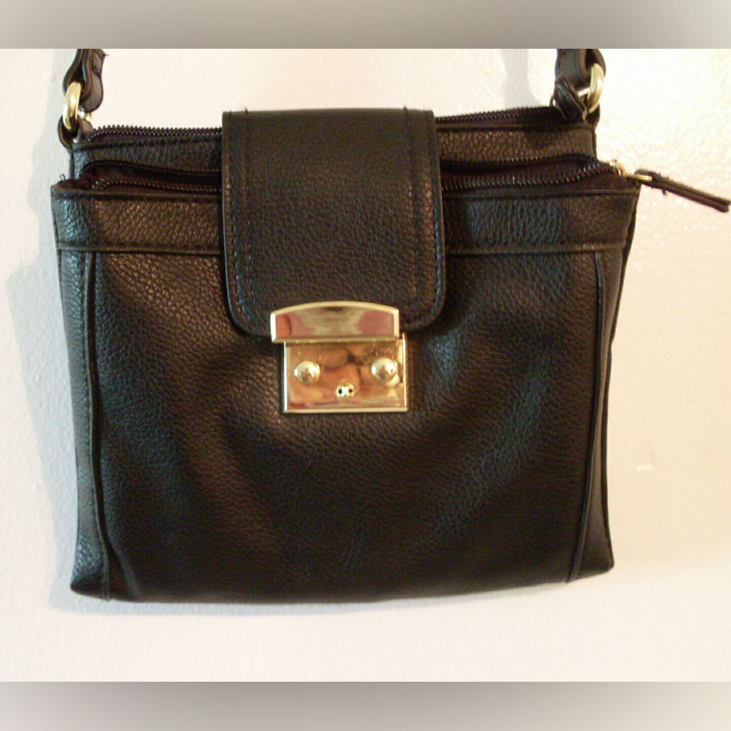 Black Merona purse, lots of pockets!