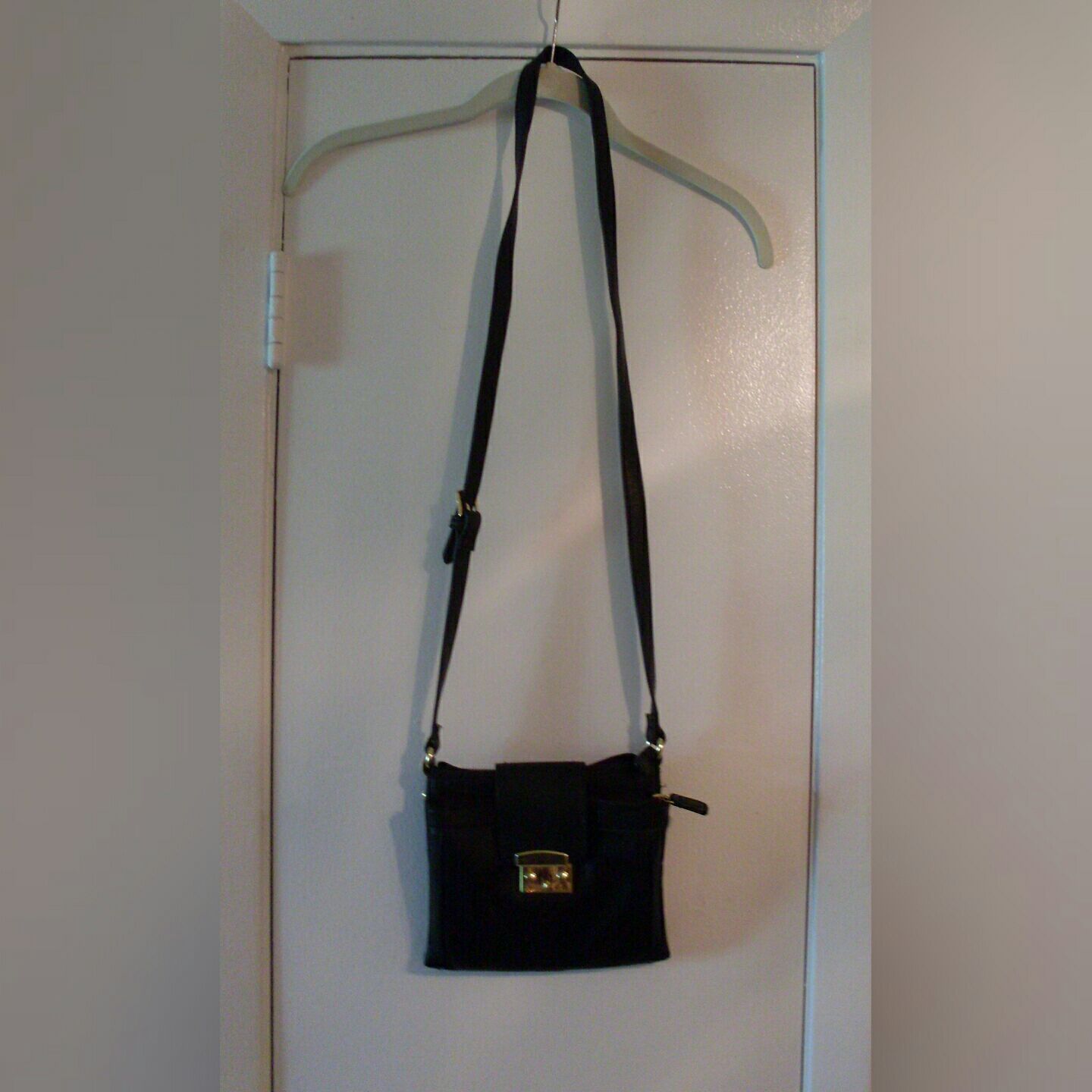 Black Merona purse, lots of pockets!