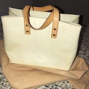 Louis Vuitton Authentic Vernis Read