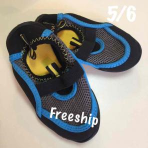 Toddler Boys Swim shoes sz 5/6