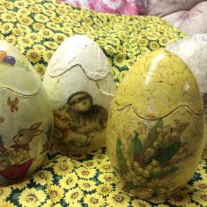 Handmade storage eggs And 6 Books