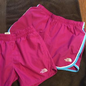 2 Girls The North Face Shorts L/14/16