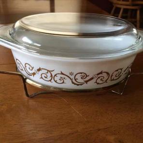 Pyrex Promo Empire Scroll w/cradle & lid