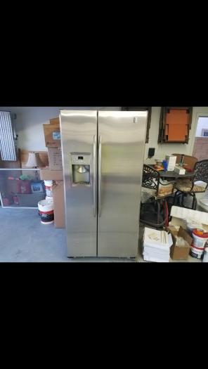 GE REFRIGERATOR LIKE NEW NO ISSUES