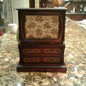 Needlepoint jewelry box