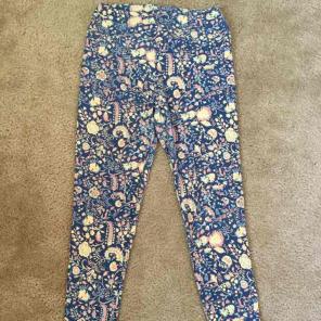 OS lularoe leggings.