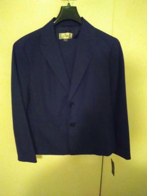 Brand new Le Suit 2 piece suit (Size 18)