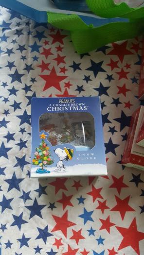 Peanuts Christmas snow globe