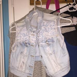 LIGHTWASH DENIM VEST