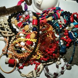 HUGE BUNDLE OF GAWDY NECKLACES CRAFT USE