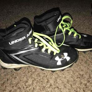 Under armour 5.5 boys cleats football