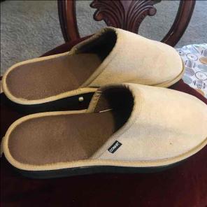 CONAIR MASSAGING SLIPPERS