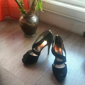 MICHAEL KORS 4.5 INCH SUEDE HEELS SZ 7
