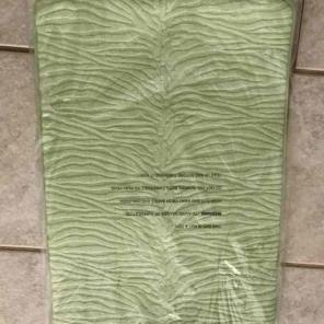 Green bath mat