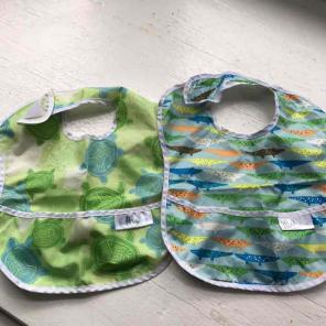 2 Feeding Bibs