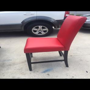 Mesa De Vidrio Y Madera Con Sillas Roja