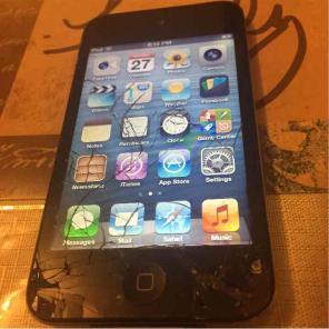 iPod Touch - 4th Gen - 8GB - Cracked