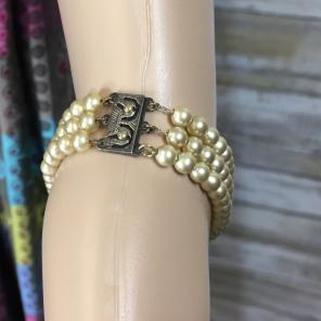 Vintage 3-strand glass pearl bracelet
