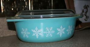 Pyrex Turquoise Snowflake with Lid 043