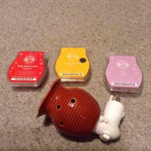 Scentsy plug in warmer & 3 NEW Bars