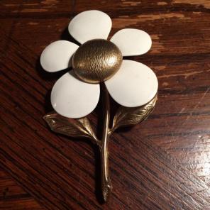 Sarah Coventry White Flower Brooch