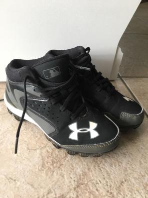 Under Armour Cleats - Boys