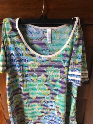 New Lularoe Large Classic T