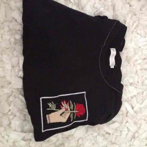 embroidered patch rose tee