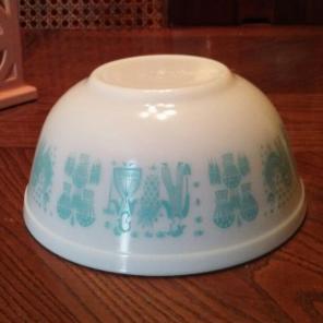 Amish butterprint Pyrex bowl #403