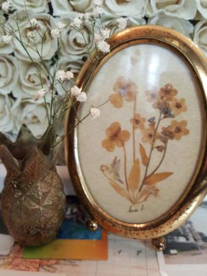 Vintage dried flower frame w pineapple