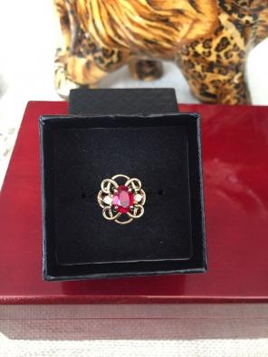 Vintage Size 5 18kgf Red Stone & Crystal