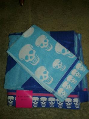 NWT Betsey Johnson bath and hand towel