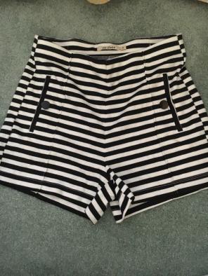 B/W stripe body shaping shorts