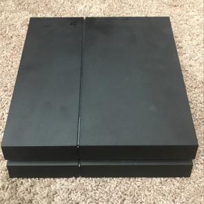 PlayStation 4 (2 Controllers + 2 Games)