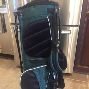 Golf bag, self standing, backpack style