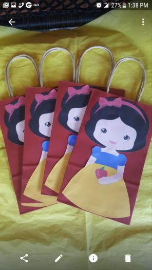 Snow white party decor favorbags