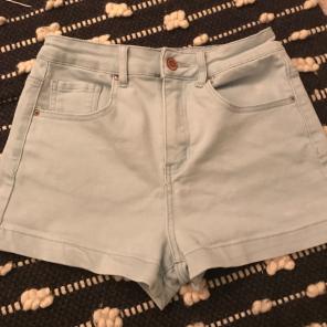 Stretchy denim shorts