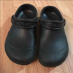 Black Crocs