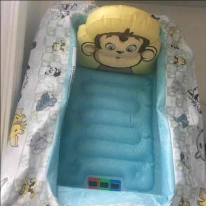 Baby inflatable bathtub