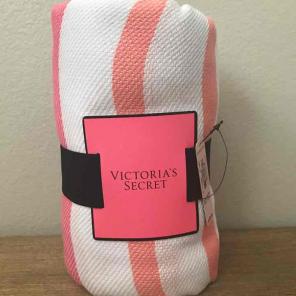 NWT VS Beach Blanket