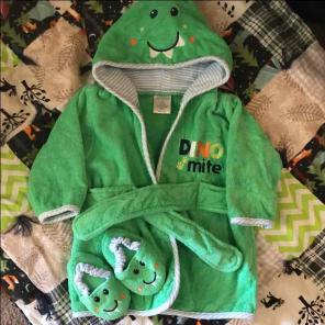 NWOT infant robe and slippers hooded