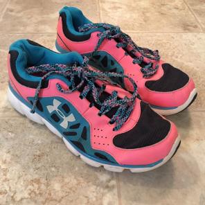 Youth Girls Under Armour shoes sz 5.5Y