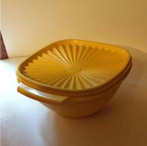 Vintage yellow Tupperware bowl w lid