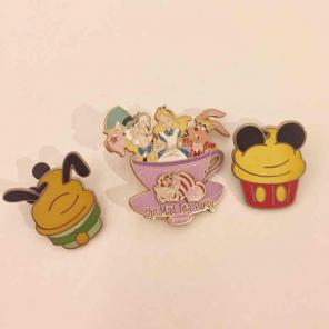 Disney pin trader alice cupcake pluto