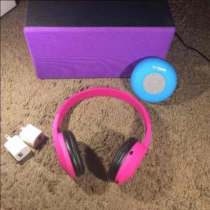 Electronic bundle! Speeakrs and chargers