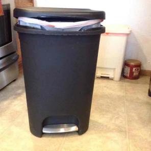 Trash Can Rubbermaid Black 13 Gallon