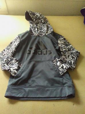 Adidas sweater(Brand New,M 10/12)