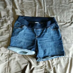 Liz Lange maternity shorts in Small