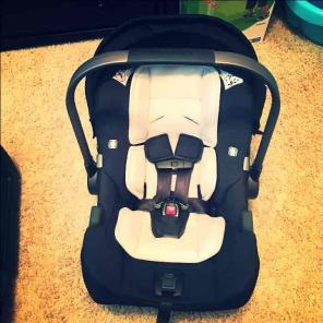 Nuna infant car seat with base!!