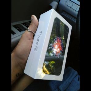 Brand New 128gb iPhone SE